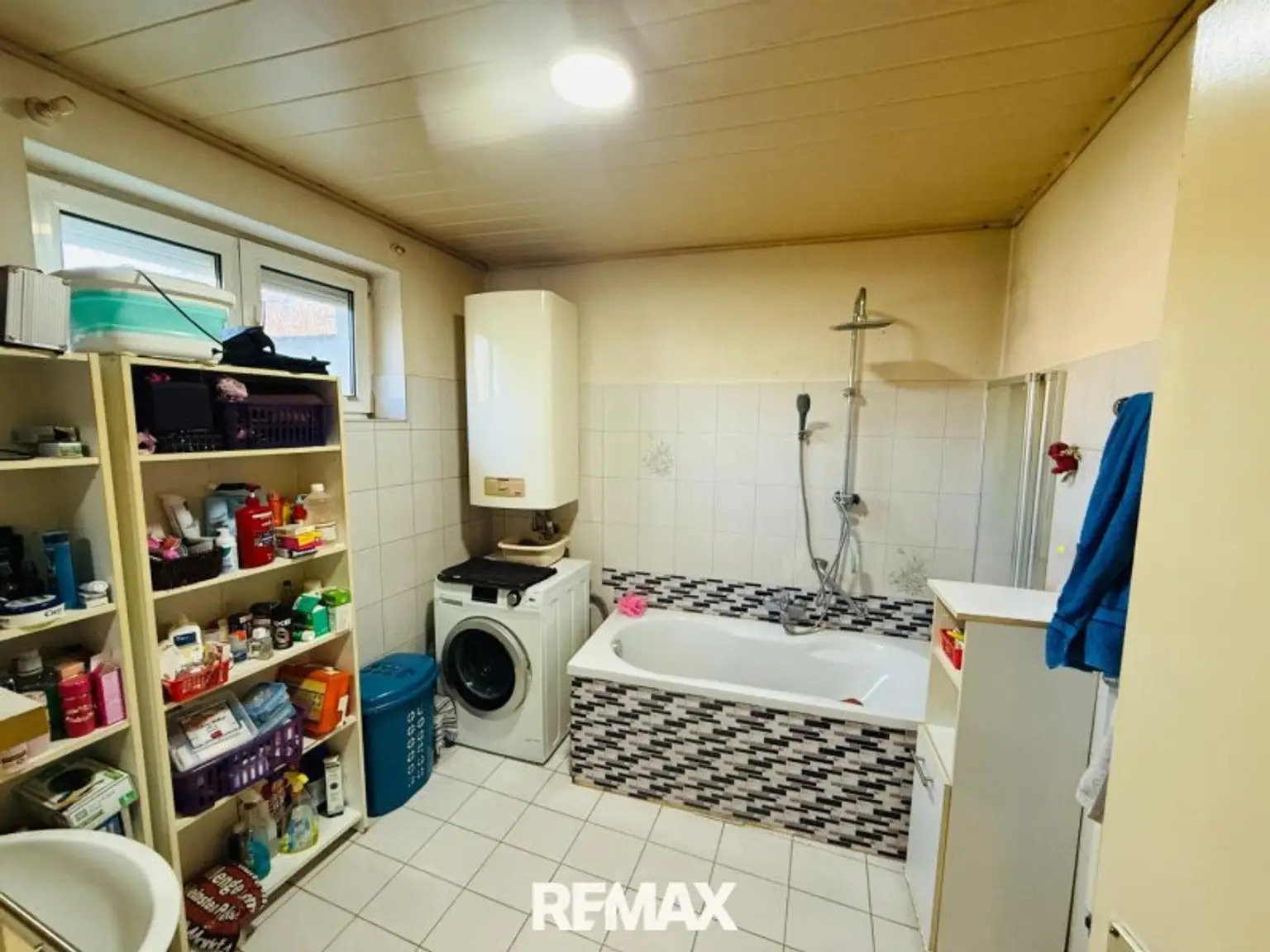 großes Bad mit Wanne