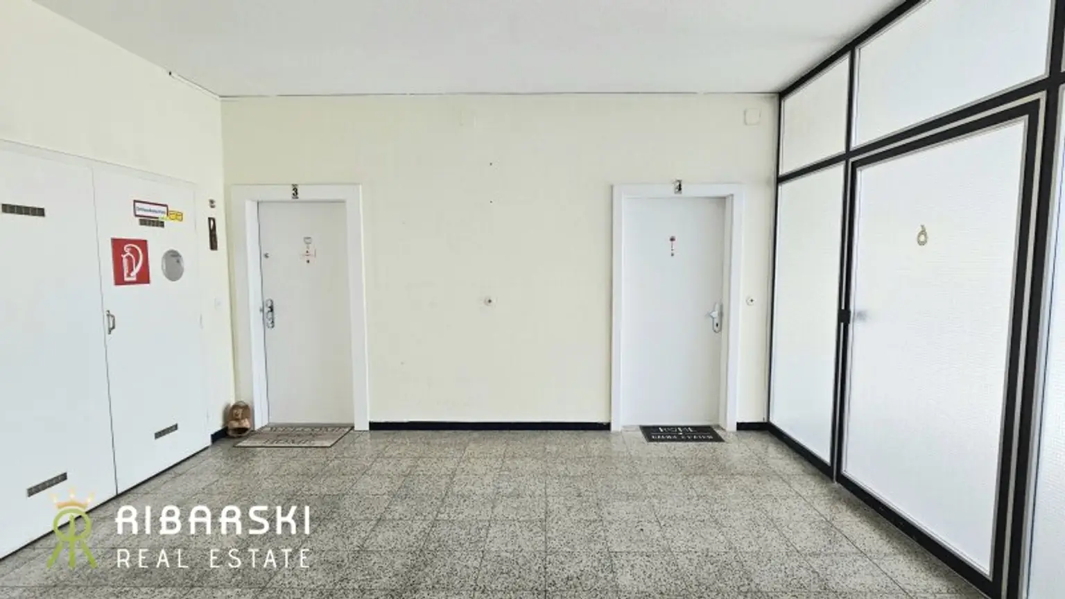 Fast wie ein Penthouse der 70er Jahre - großzügige Wohnung mit 4 Zimmern und drei Loggien - Garage inklusive