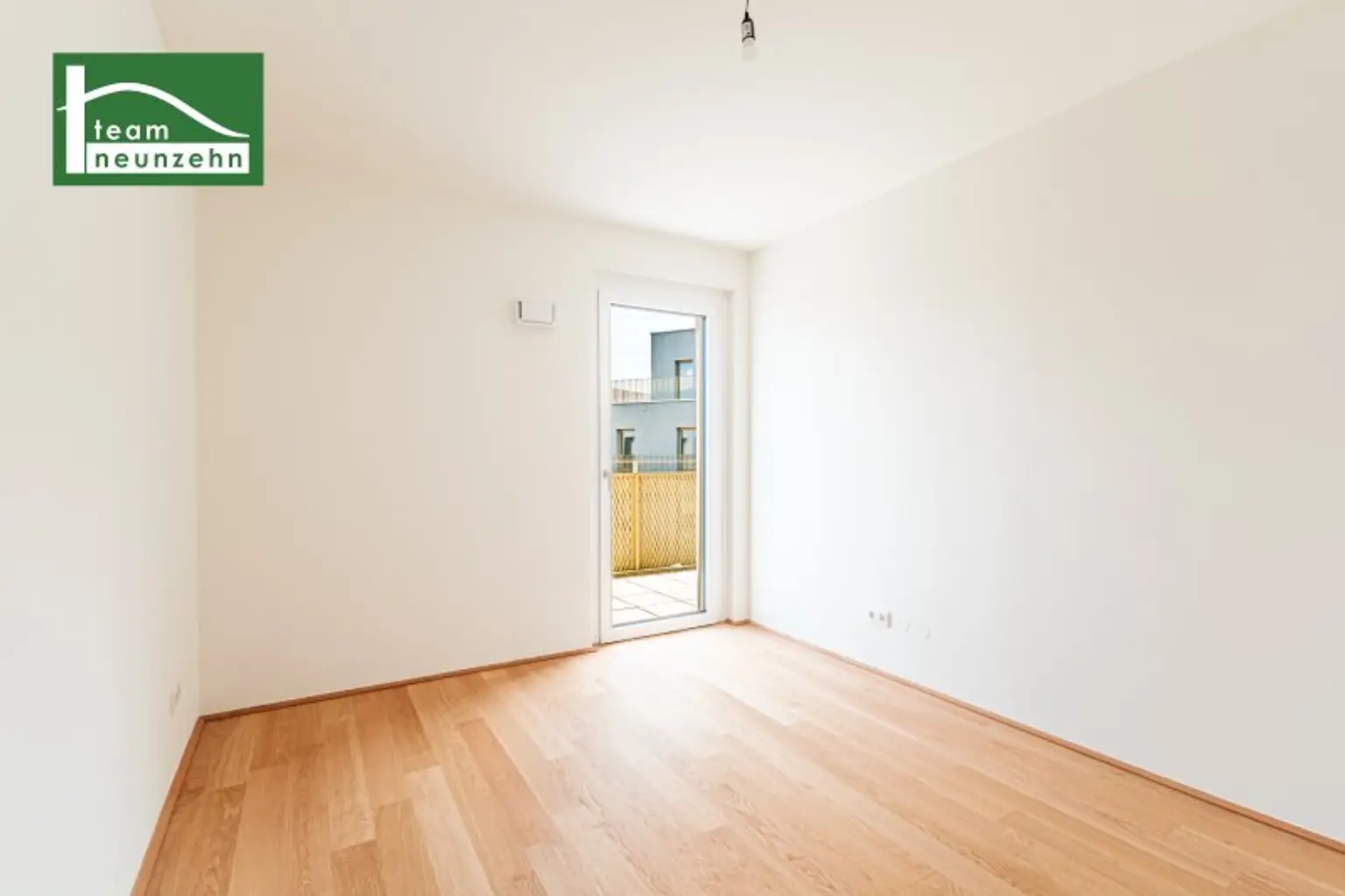 Alles was man sich wünscht – kostengünstige Heizung/“Kühlung“ über Erdwärme, PV-Anlage, weitläufige Grünflächen