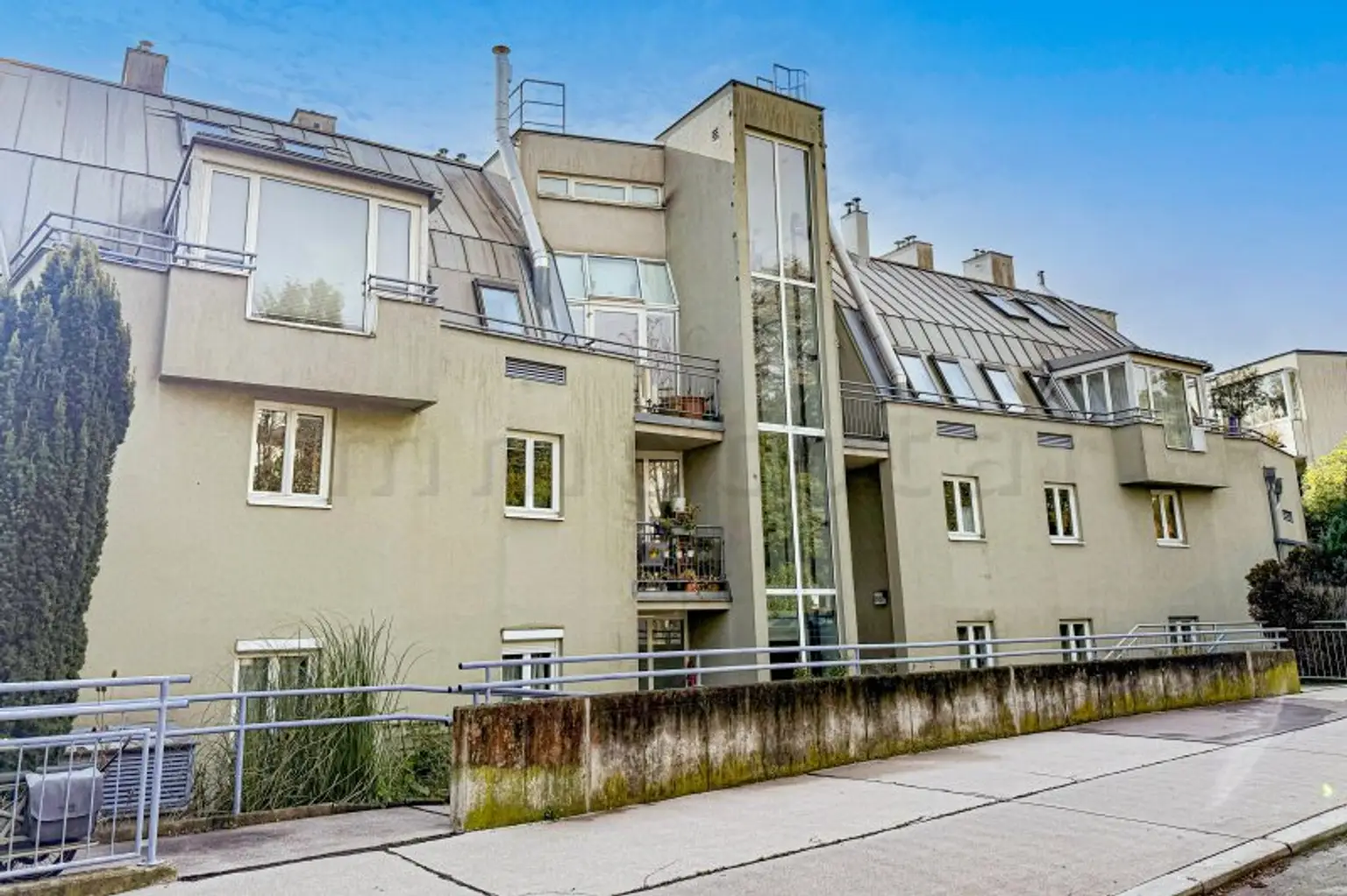 Dornbach - Pointengasse: Großzügige Terrassenwohnung mit unverbaubarem Grünblick