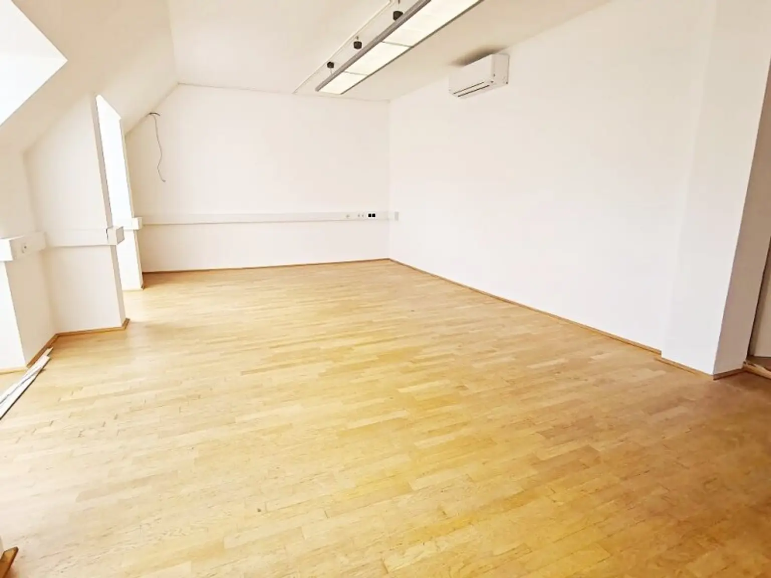ZIEGLERGASSE bei FUZO Mariahilfer Straße, 141 m2 Bürofäche, 3 Zimmer, Serverraum, Küche, Klimaanlagen, Dachgeschoß