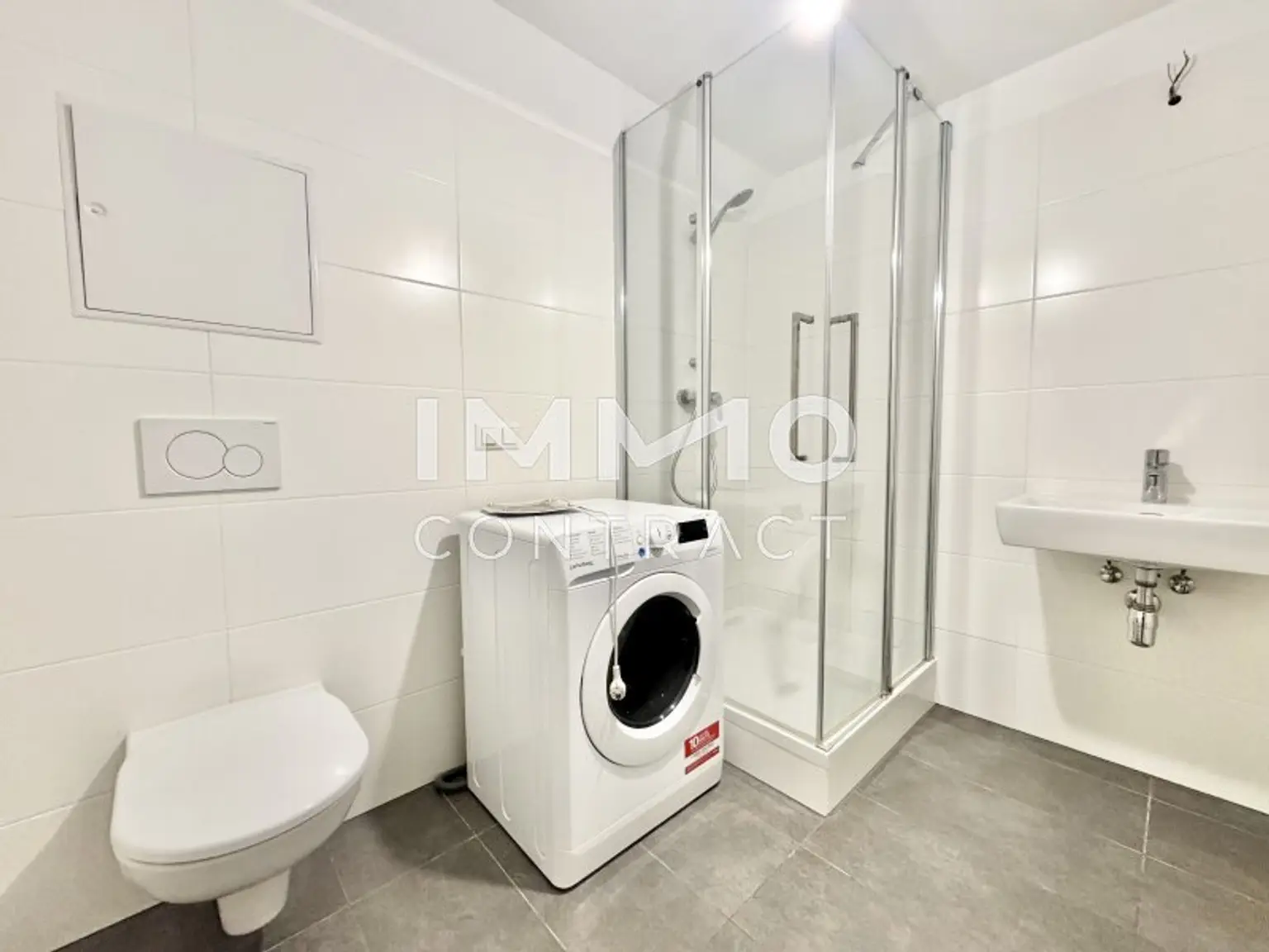 Bad mit WC und Waschmaschine