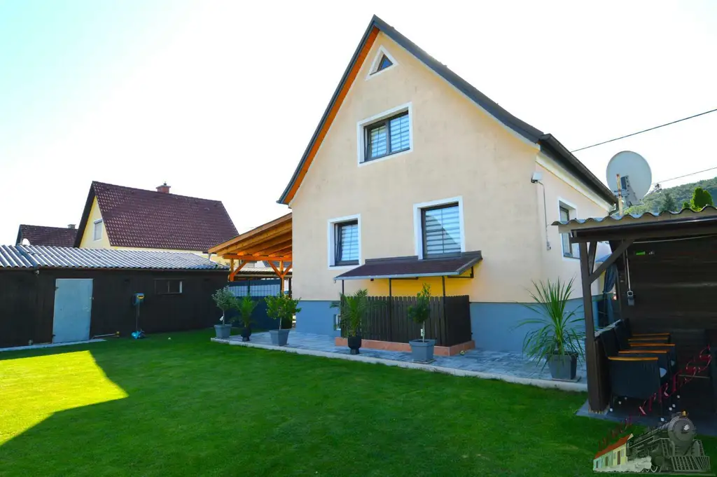 Einfamilienhaus in ruhiger Siedlungslage mit schönem Garten und Solaranlage