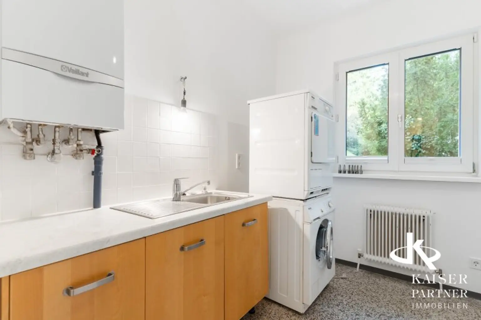 Neurenovierte 6-Zimmer-Wohnung mit  Terrasse in den Garten, Balkonen und Grünblick!