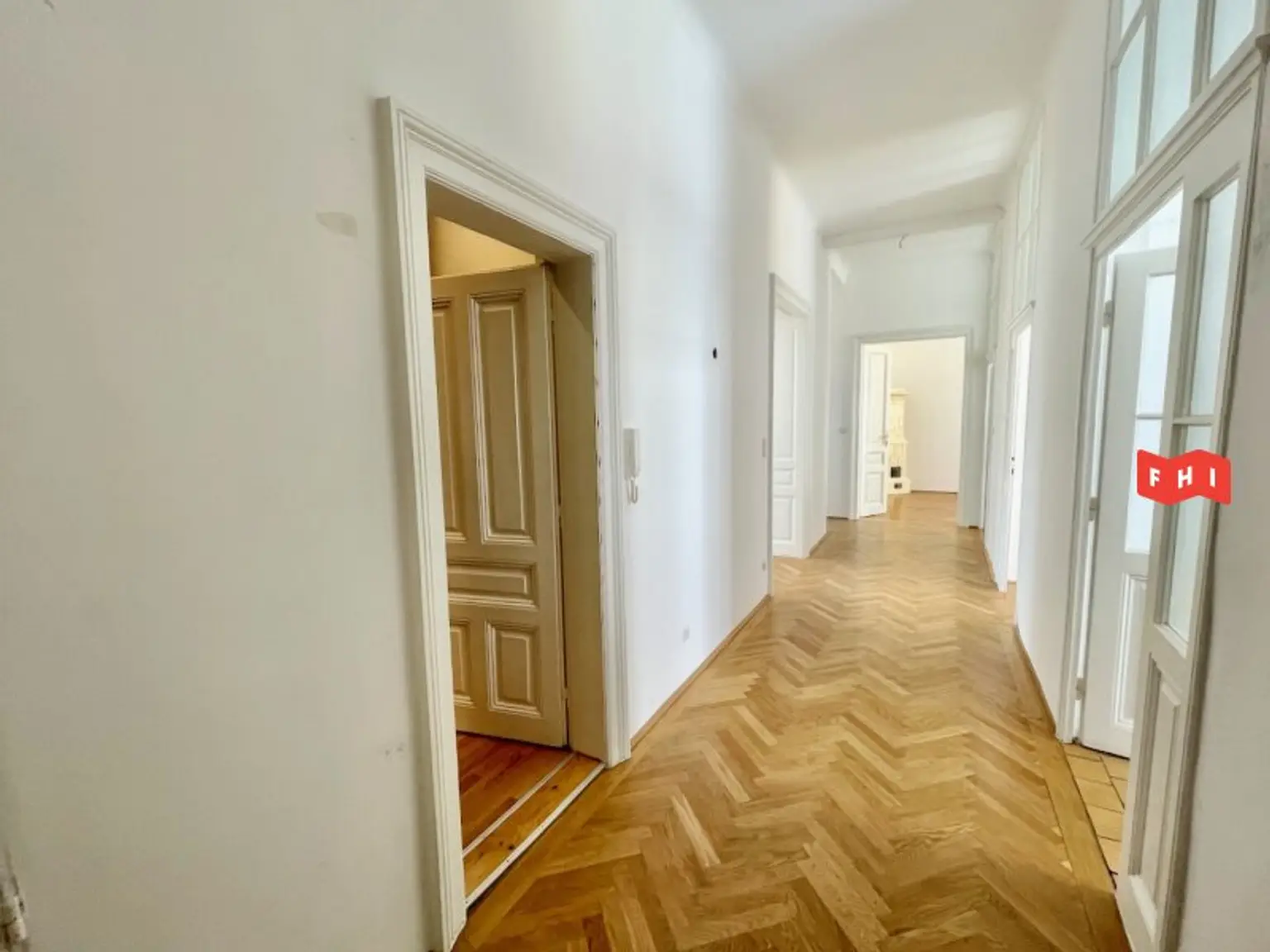 Unbefristete 140m² Stilaltbaumiete mit verglaster Wintergartenveranda, Gartenblick u. historischen Kachelöfen