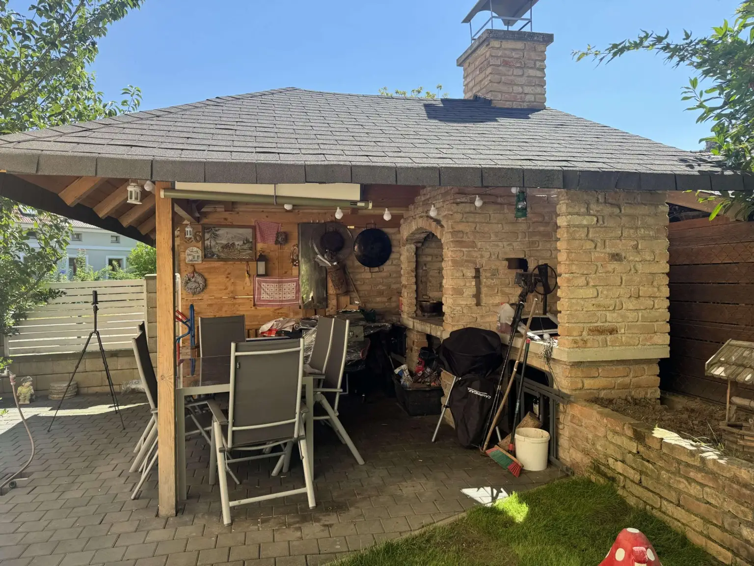 Gartenlaube mit Griller