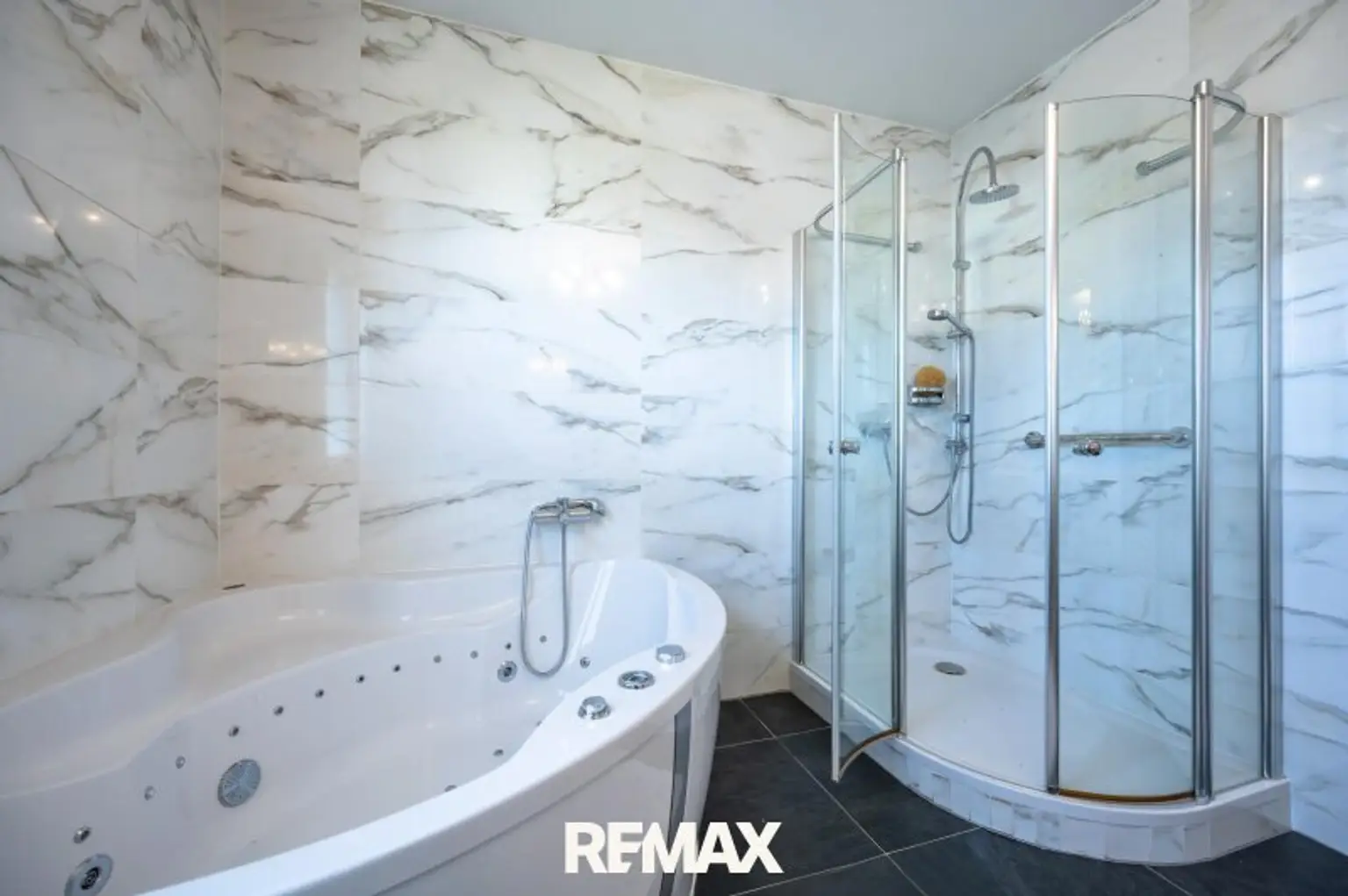 Bad mit Wanne und Dusche