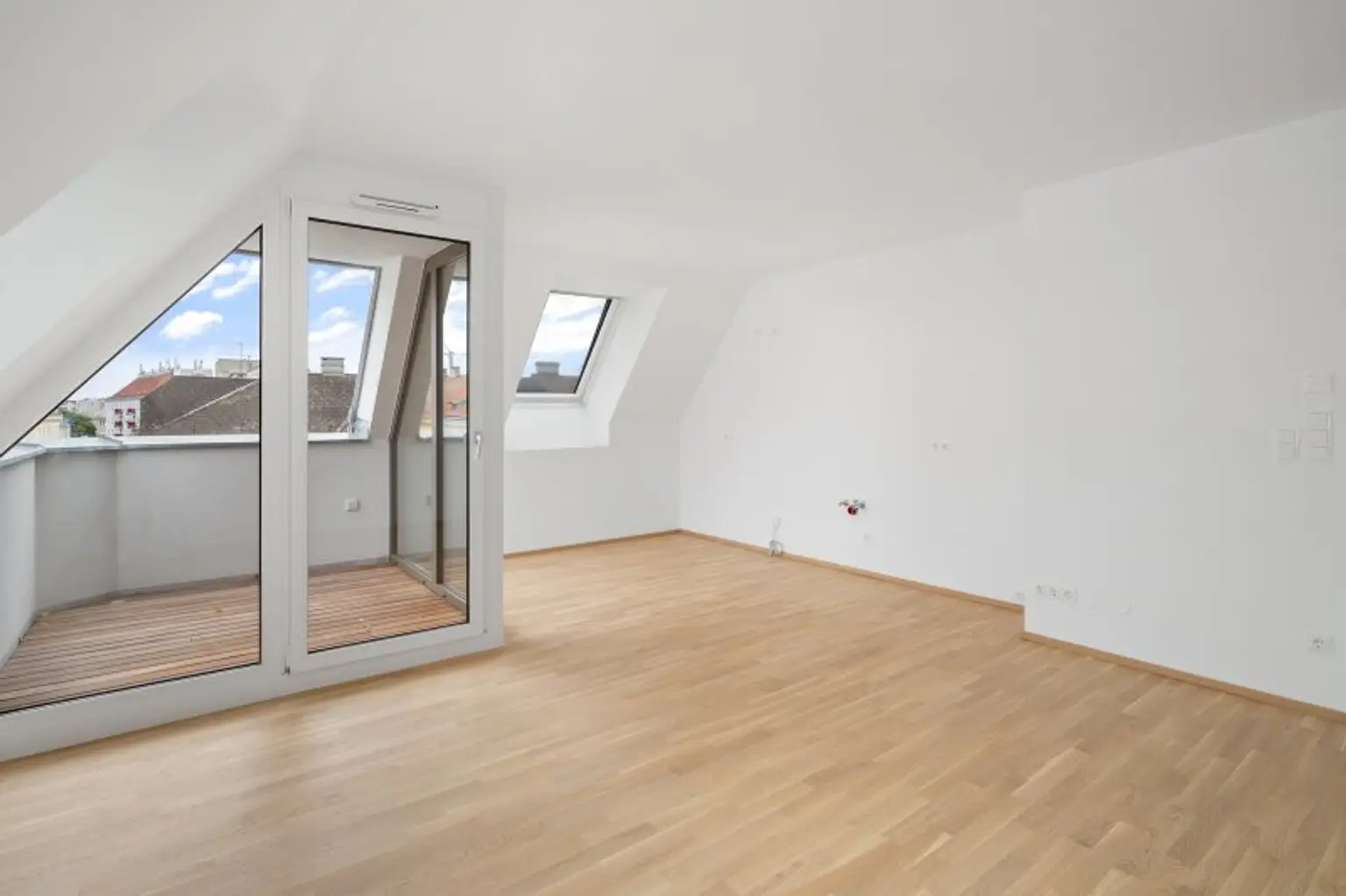 2-Zimmer-Dachgeschosswohnung (Massivbauweise) in generalsaniertem Altbau mit Loggia