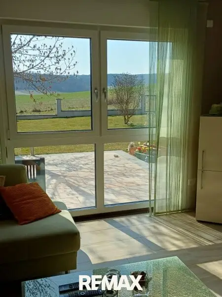 Blick vom Wohnzimmer in den Garten
