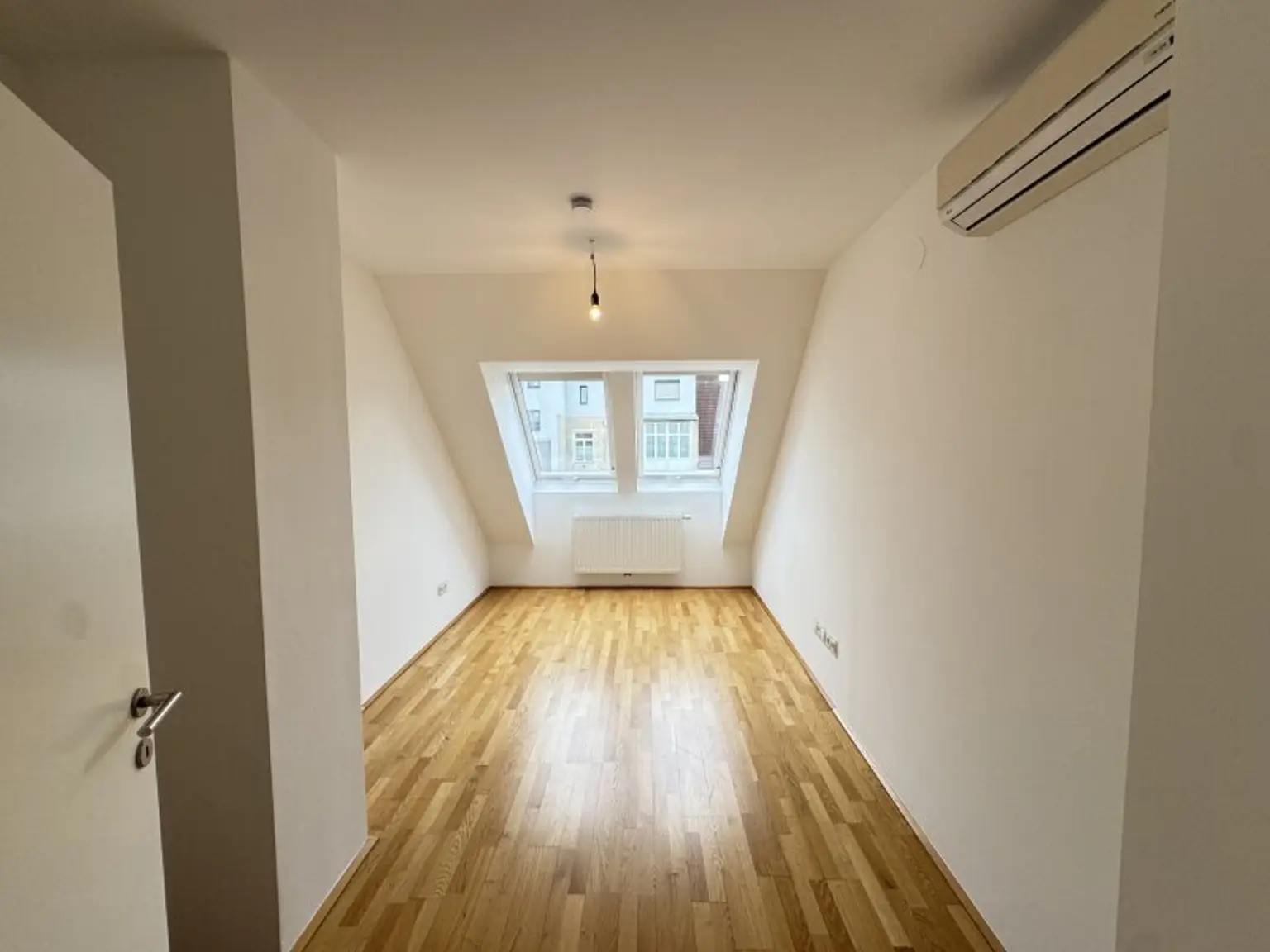 Exklusive Dachgeschoßwohnung mit Terrasse beim Stadtpark - Ab sofort verfügbar!