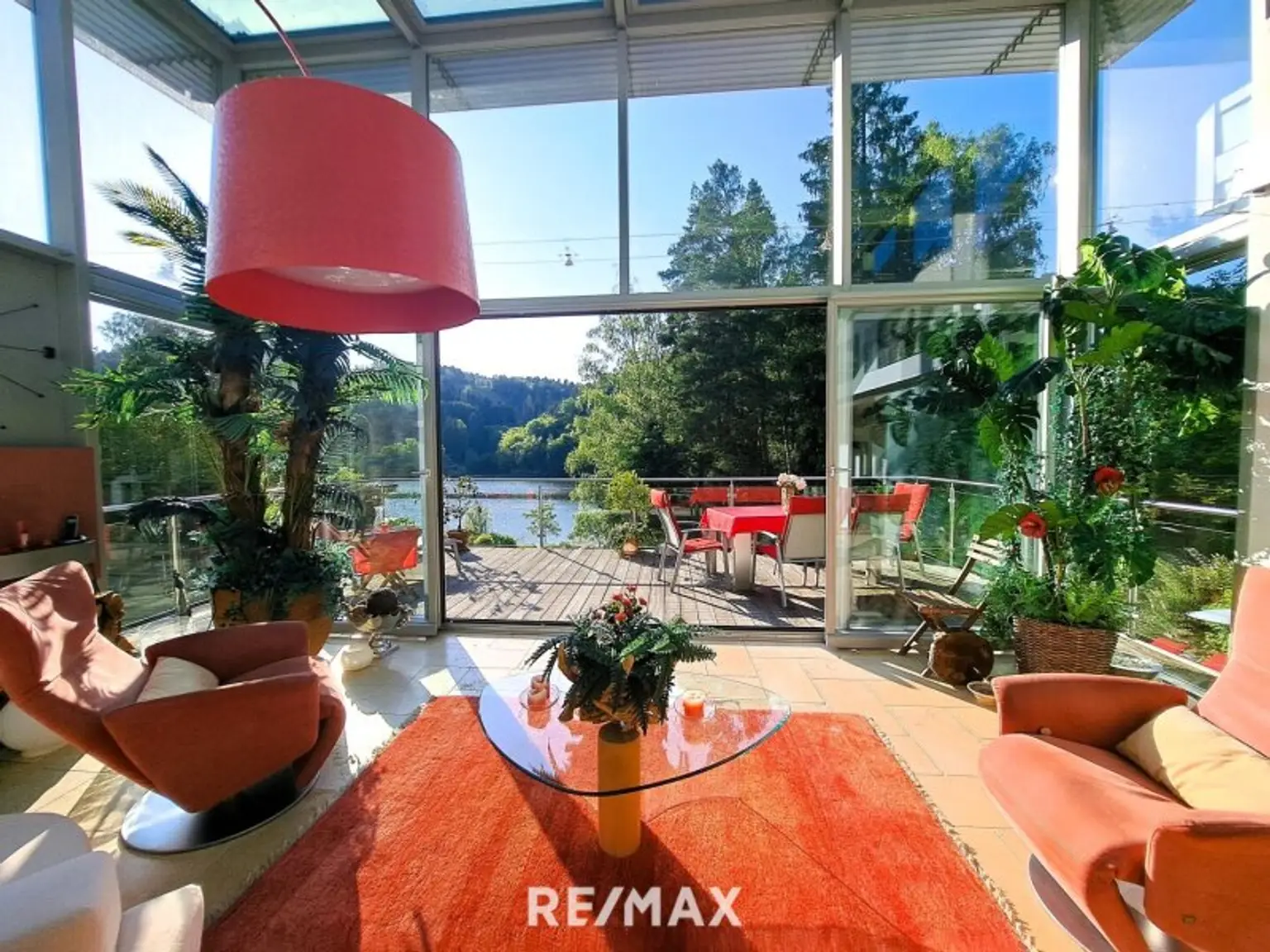 Blick vom Wintergarten zum See