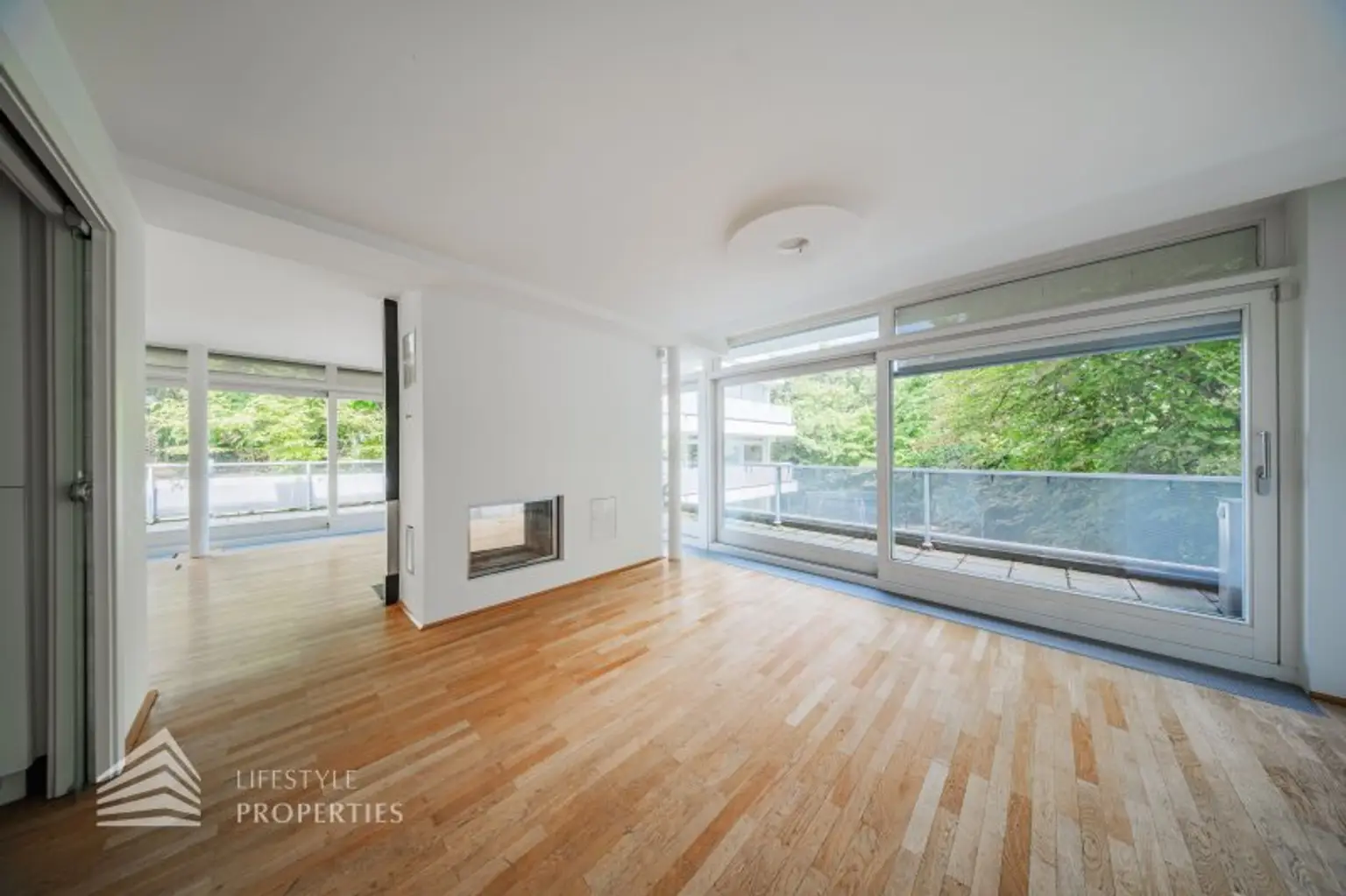 Wunderschöne 4 - Zimmer Wohnung mit Terrasse und 2 Balkonen