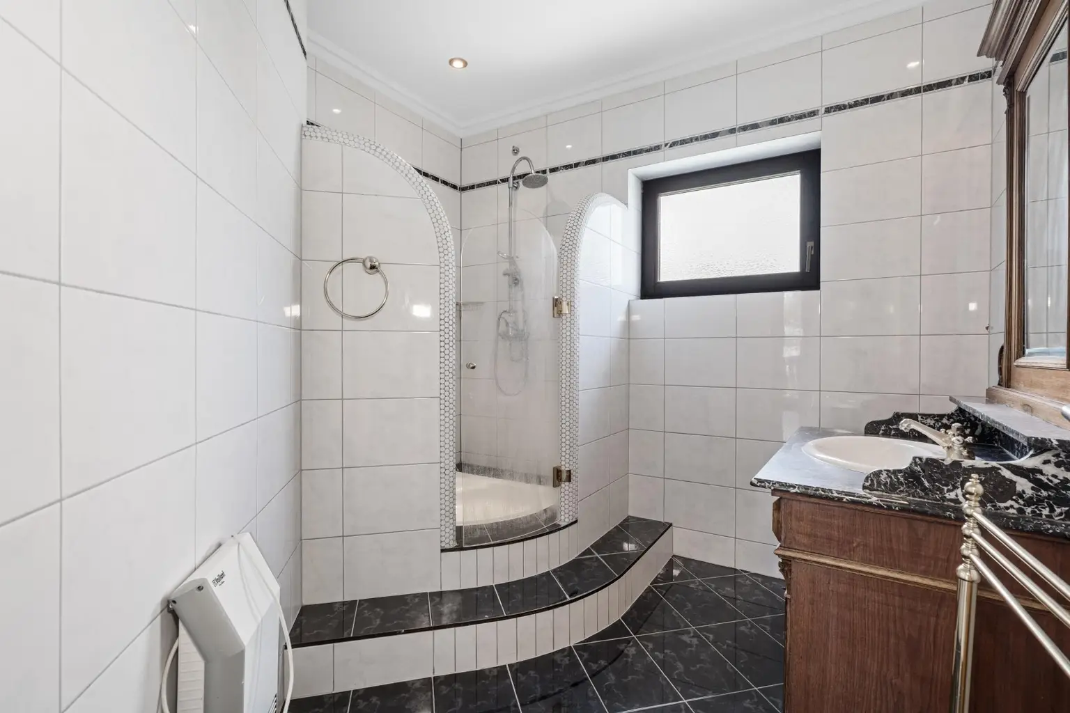 "Charmantes Einfamilienhaus mit Pool, großem Garten und modernem Wohnkomfort"