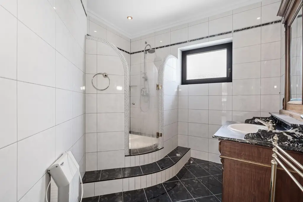 "Charmantes Einfamilienhaus mit Pool, großem Garten und modernem Wohnkomfort"