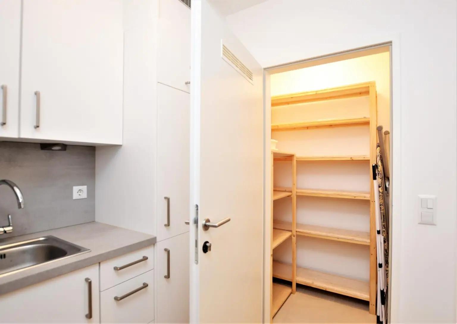 Kofferpacken und einziehen! Komplett ausgestattete 2 Zimmer Wohnung inkl. Garagenstellplatz