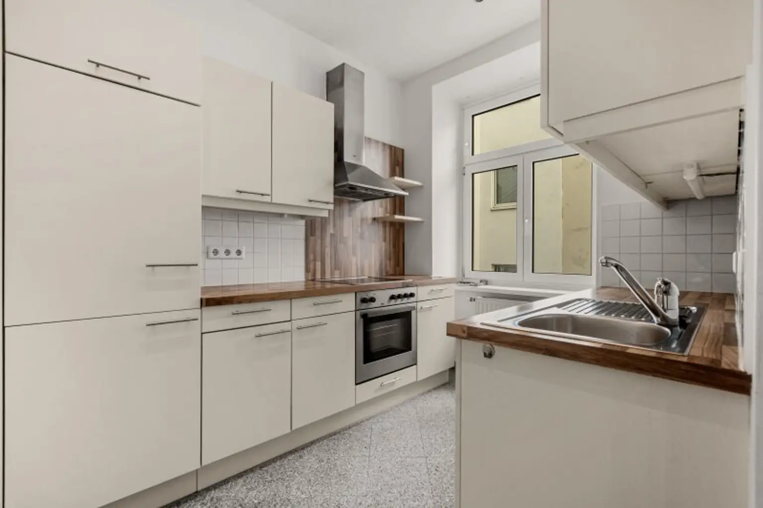 Ruhige, moderne 2-Zimmer Altbauwohnung in Zentrumsnähe! +++ RE/MAX Trend +++
