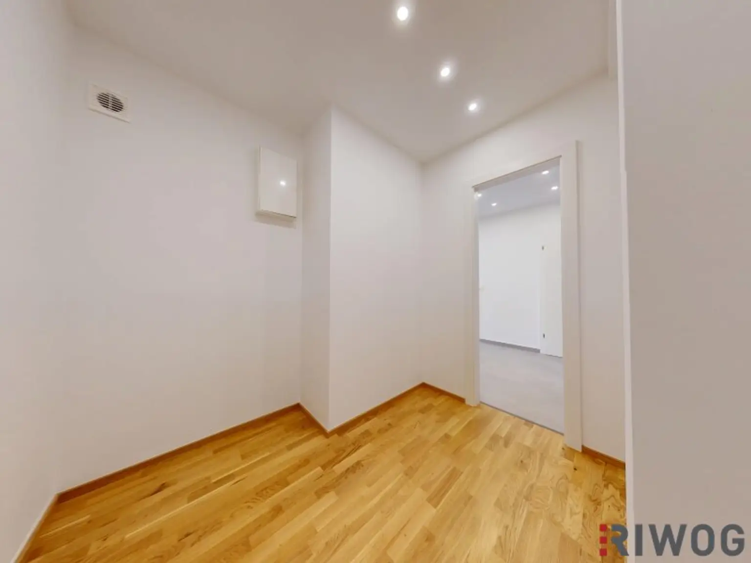 ERSTBEZUG nach Sanierung I 3 Zimmer Wohnung mit Balkon in wundervoller Grünlage I Tischler Einbauküche inkl. Siemensgeräte im Preis inbegriffen