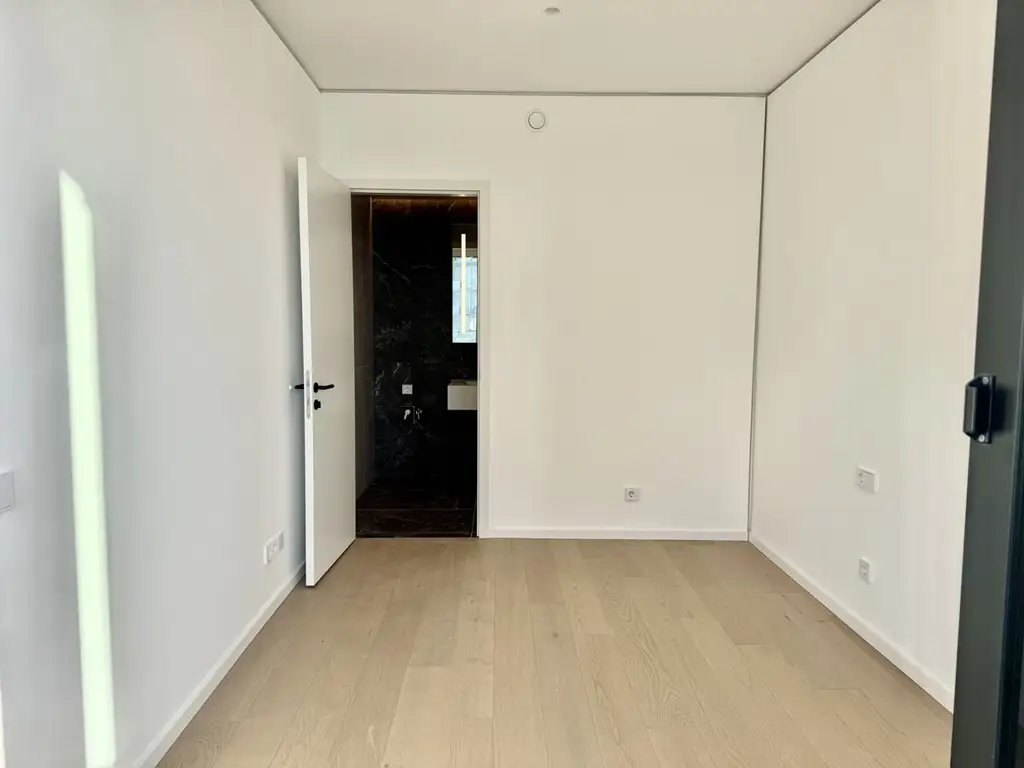 44. Etage: 2 Zimmerwohnung - High in the Sky! - Doorman, Gym, Pool UND den schönsten Ausblick auf Kahlenberg