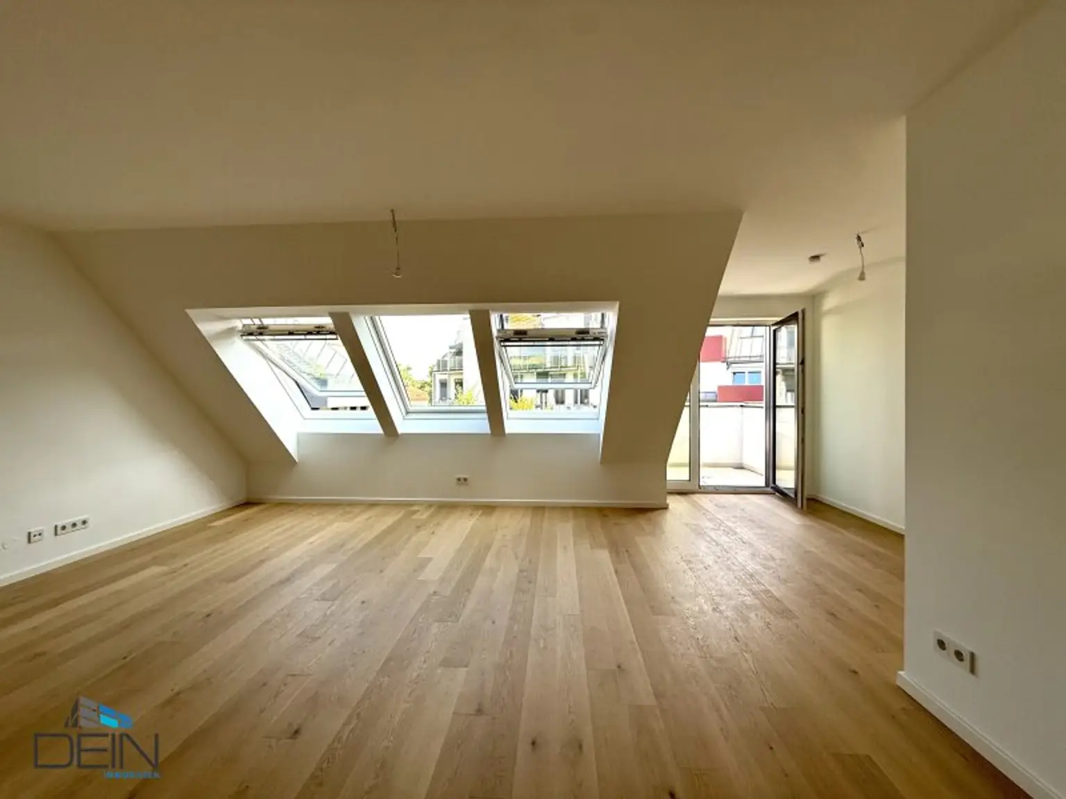 PROVISIONSFREI! EXKLUSIVE 3 ZIMMER DG-WOHNUNG MIT EINER KLEINEN TERRASSE IN STAMMERSDORF!