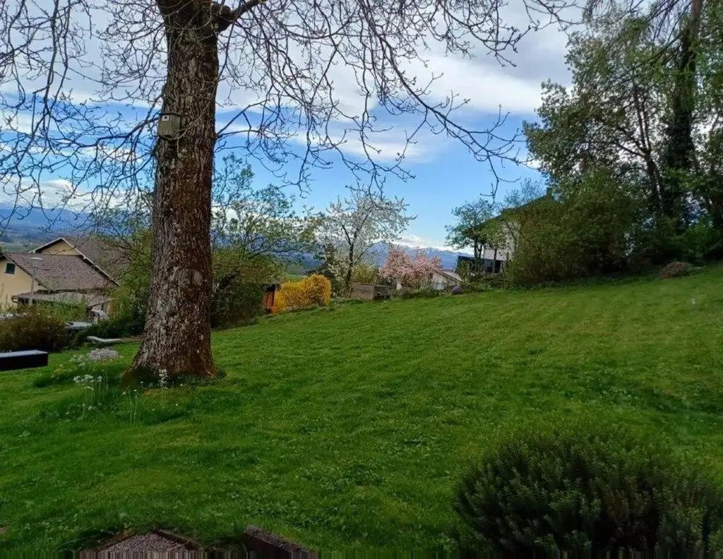 Baugrund ohne Bauzwang mit Gartenhaus zu kaufen