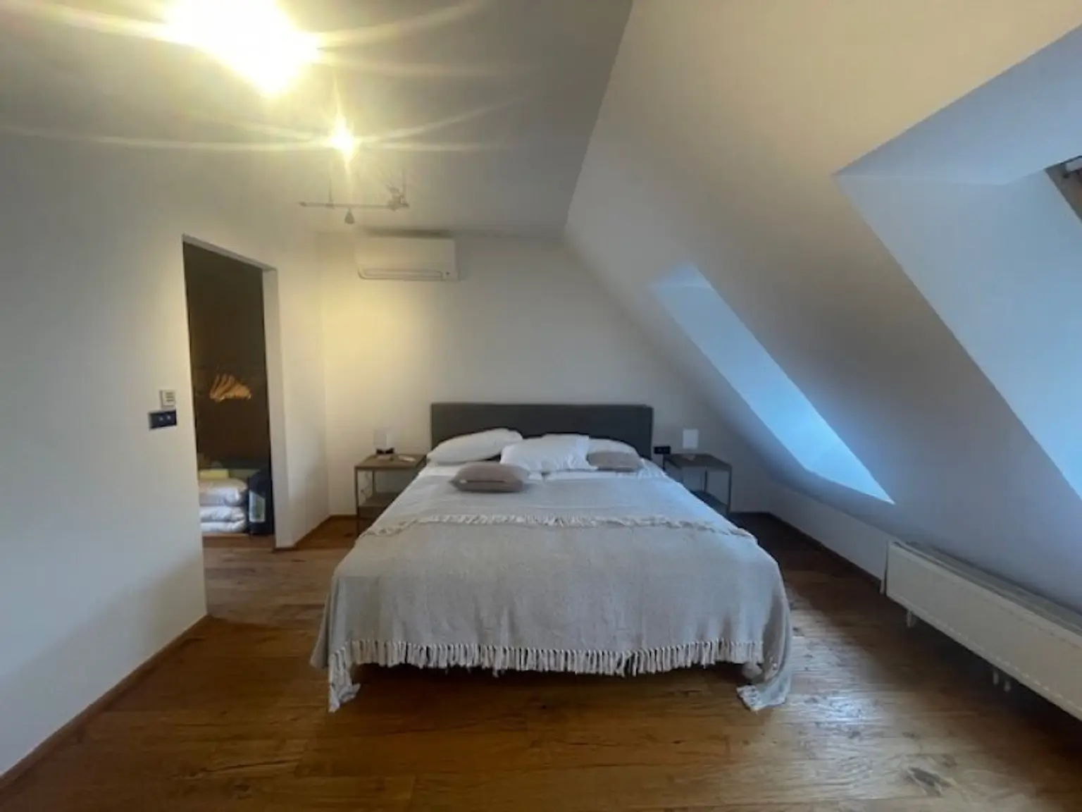 Möblierte Dachgeschoss Maisonette, 5 Zimmer, +3 (4) Schlafzimmer, 2 Bäder, Terrasse, offener Kamin - sehr attraktive Wohnung | furnished 4 BR apartment with 3 bathroom and terrace