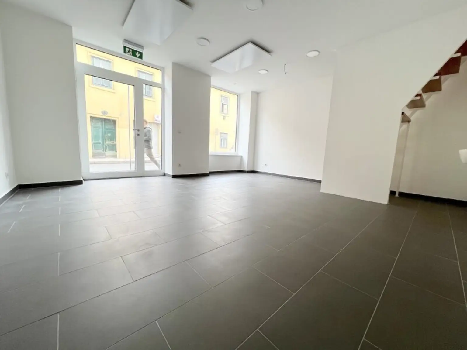 46m²-Geschäftslokal: 2 Etagen, Nähe Schloss Schönbrunn