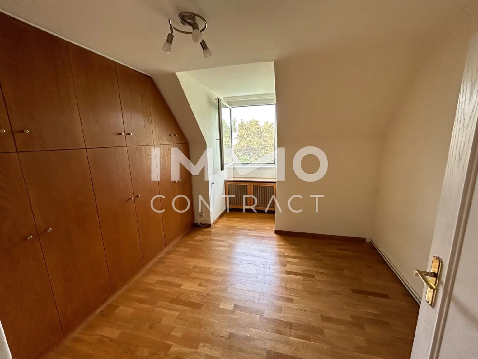 VERSCHÖNERUNG NOTWENDIG ! TOPLAGE MAUER: 2 Zimmer, Küche im DG ! SUPER ANLAGE !
