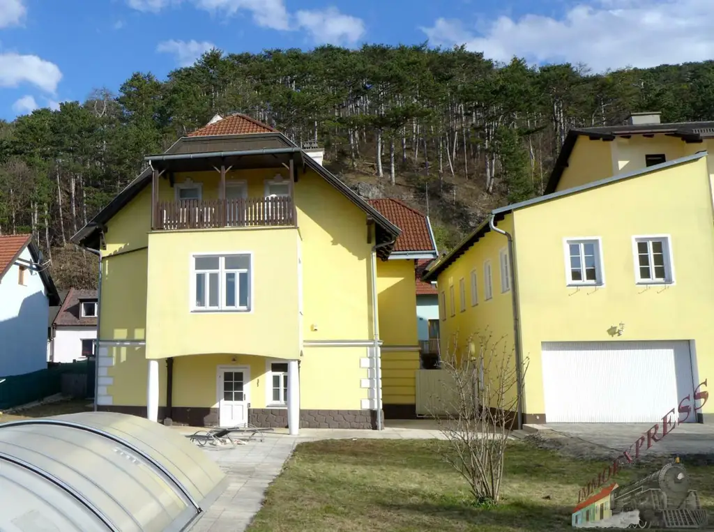 Bezirk Baden, Stilvolle, renovierte Jahrhundertwendevilla mit fast 1000m² Garten zu verkaufen.