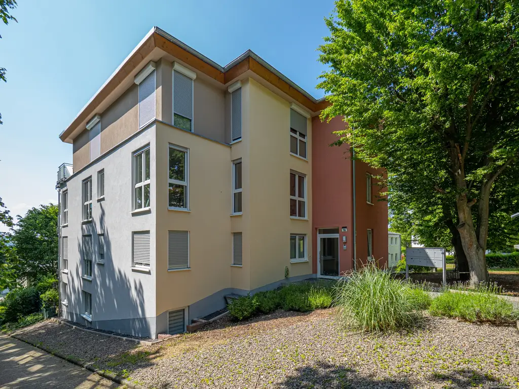 Vermietete Eigentumswohnung im Souterrain mit Terrasse, Garten und Garage auf der Horchheimer Höhe