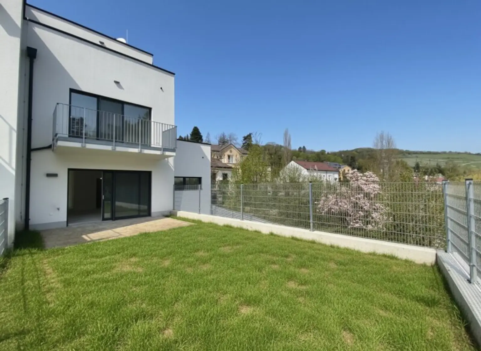 LEBENSQUALITÄT MIT AUSSICHT - EXKLUSIVES TOWNHAUS AUF EIGENGRUND IN WEIDLING – NATURNAHES WOHNEN MIT STIL