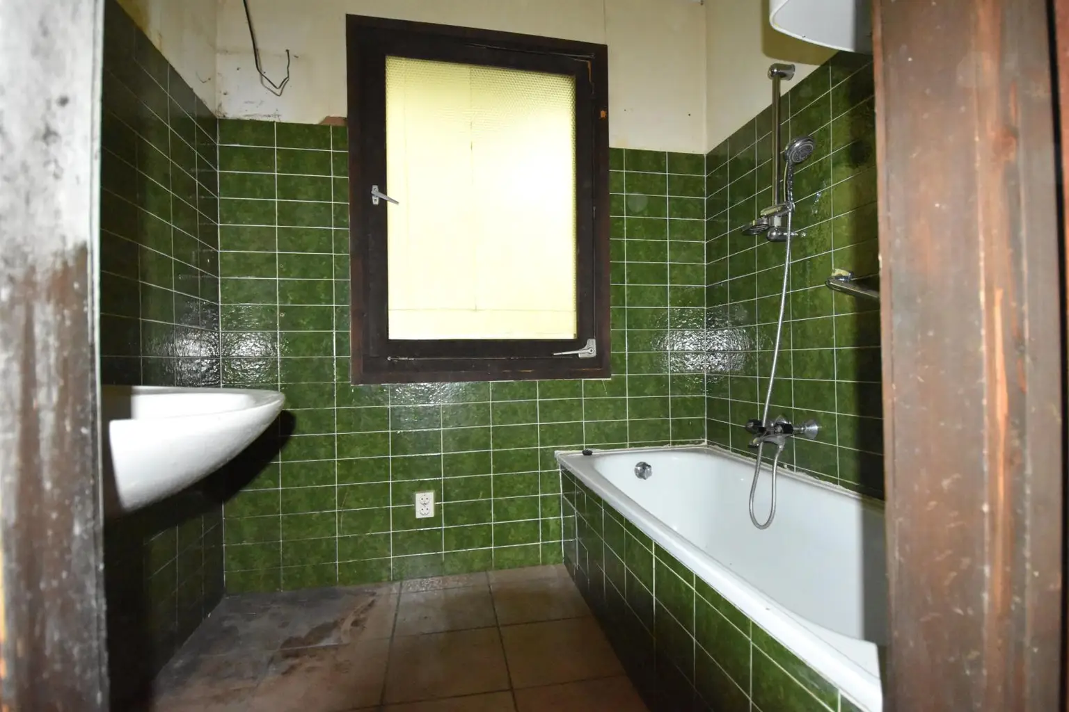 Grundstück mit Blick auf die Donau und sanierungsbedürftigem Bungalow