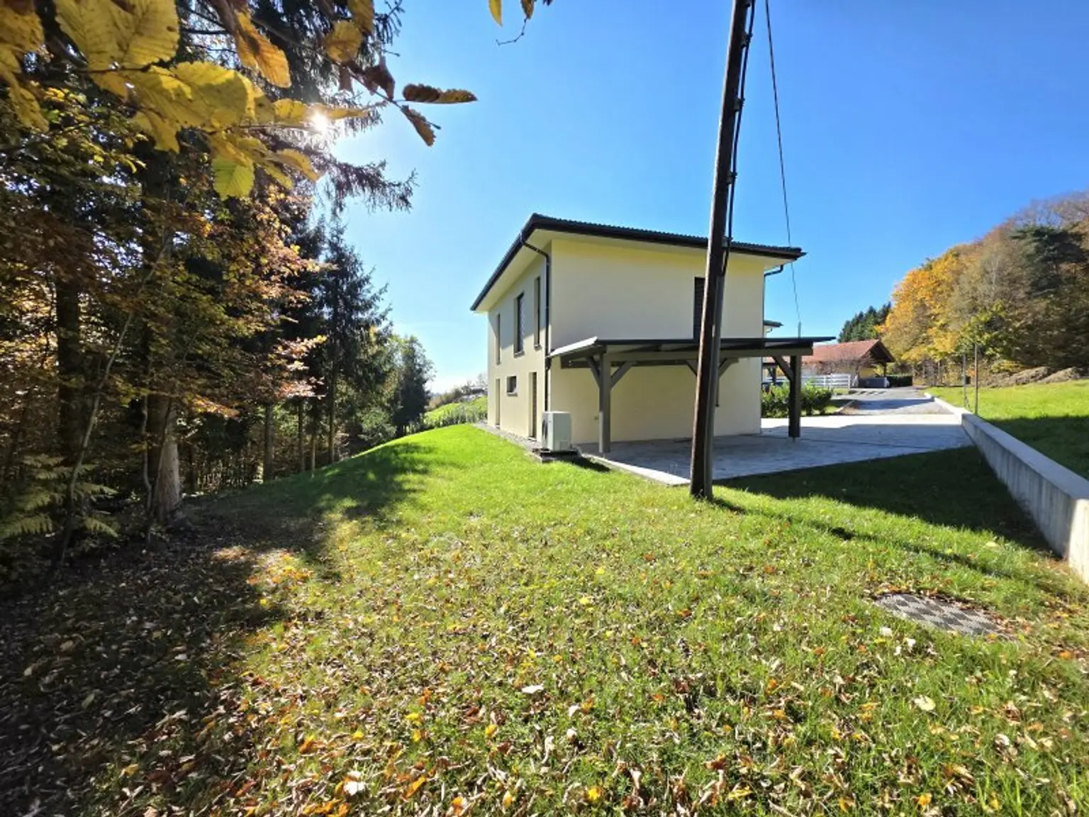 Lichtdurchflutetes Neubauhaus im Grünen!
