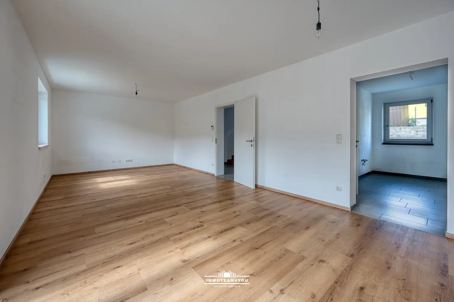 Haus 35A Wohn- und Esszimmer mit Blick auf Küche DSC_4228