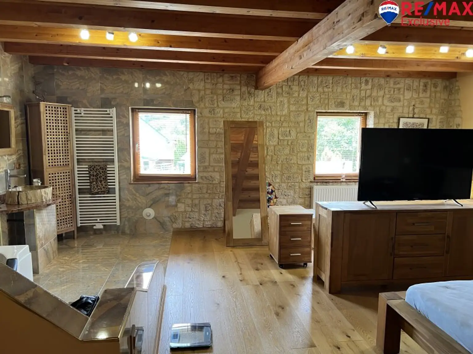 Charmantes Bauernhaus in Schwarzenbach – Ihr neues Zuhause mit Garten und Kamin!