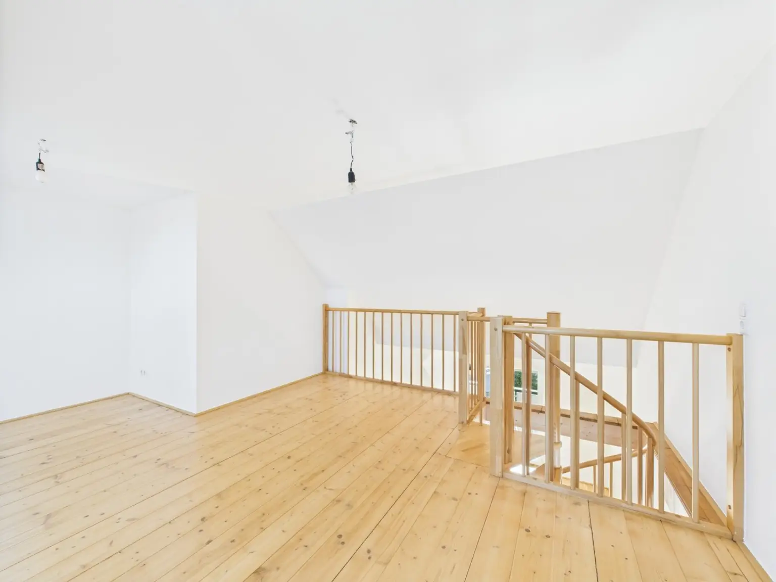 LINZ (Schörgenhubstraße): DACHGESCHOSS-WOHNUNG mit EMPORE ca. 76,5 m² Wohnfläche + BALKON ca. 4,9 m²