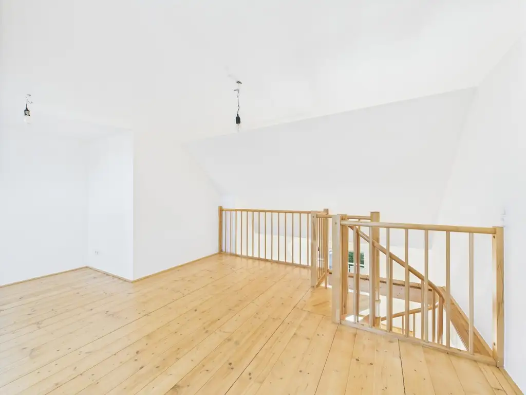 LINZ (Schörgenhubstraße): DACHGESCHOSS-WOHNUNG mit EMPORE ca. 76,5 m² Wohnfläche + BALKON ca. 4,9 m²