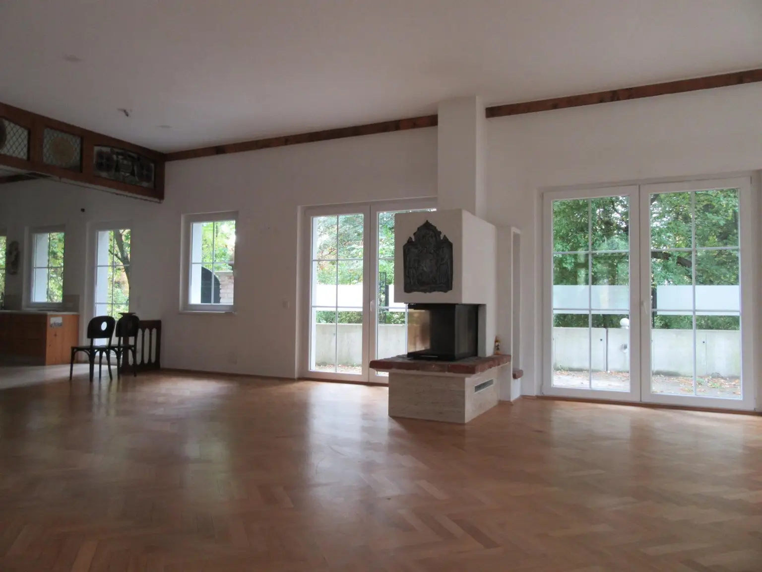 REPRÄSENTATIVE VILLA MIT BLICK IN DEN SCHLOSSPARK