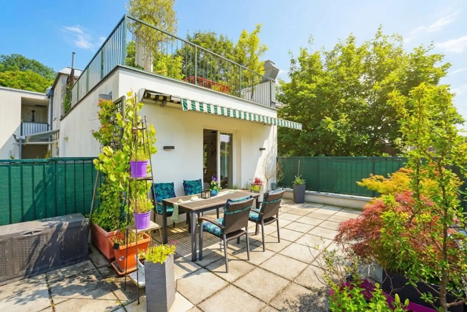 große Dachterrasse mit Blick ins Grüne und auf Schloss Laudon
