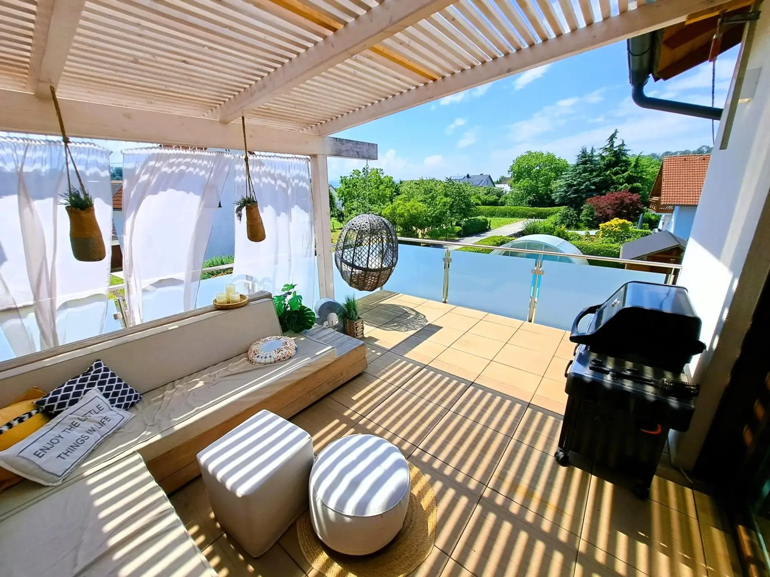 Wohnjuwel mit 2 Wohnungen (ca. 290 m² Wfl.), 2 Terrassen, Gartenareal mit Pool & Poolhaus - Neuzeug