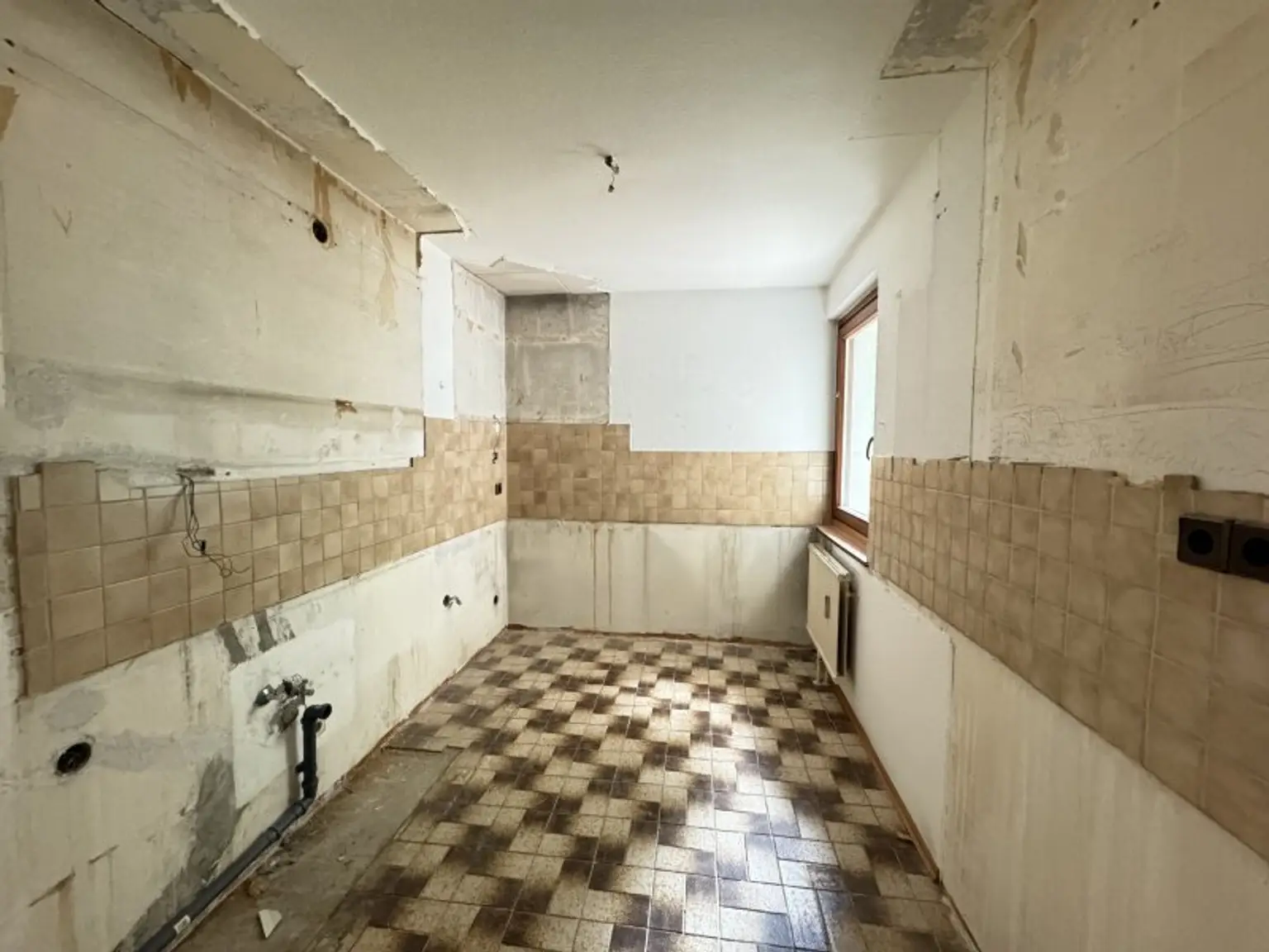 *Sanierungsbedürftiger Singel- oder Pärchenhit in Ruhelage mit Loggia bei U6 Dresdner Straße* Ab sofort verfügbar*