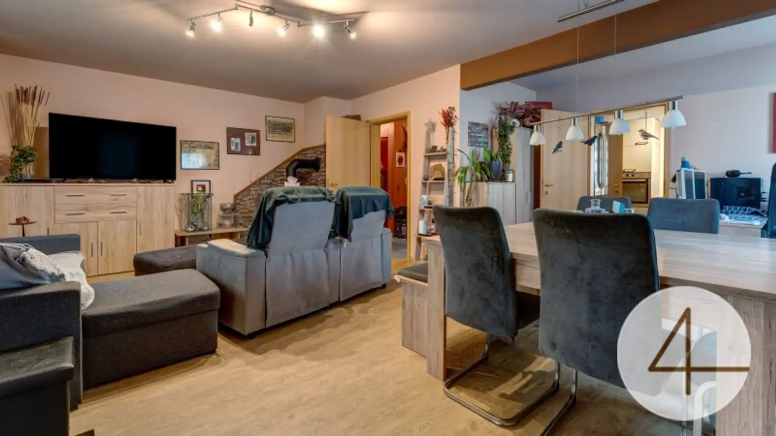 Ihr neues Zuhause: Stilvolles Einfamilienhaus mit Pool in ruhiger Lage