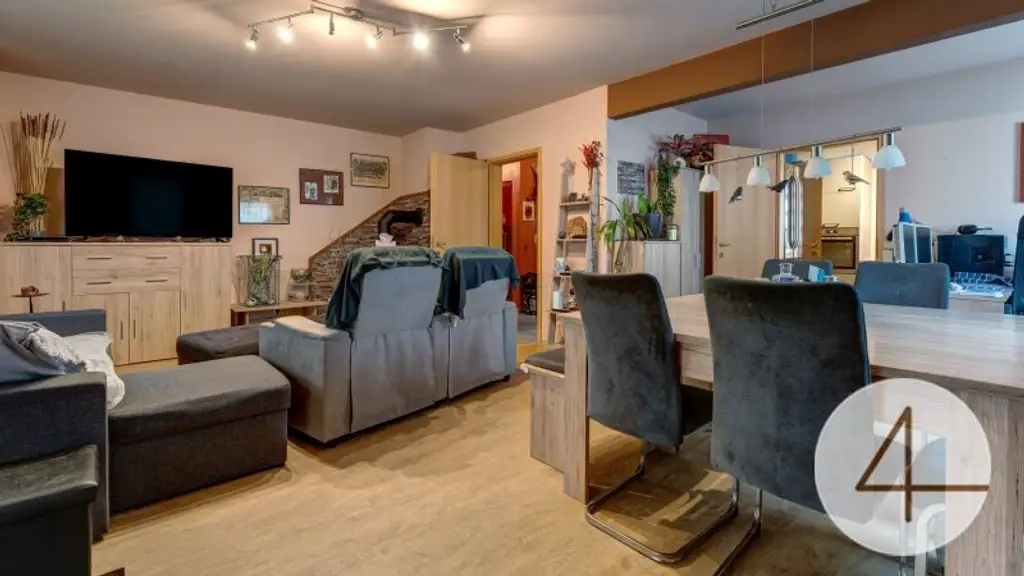 Ihr neues Zuhause: Stilvolles Einfamilienhaus mit Pool in ruhiger Lage