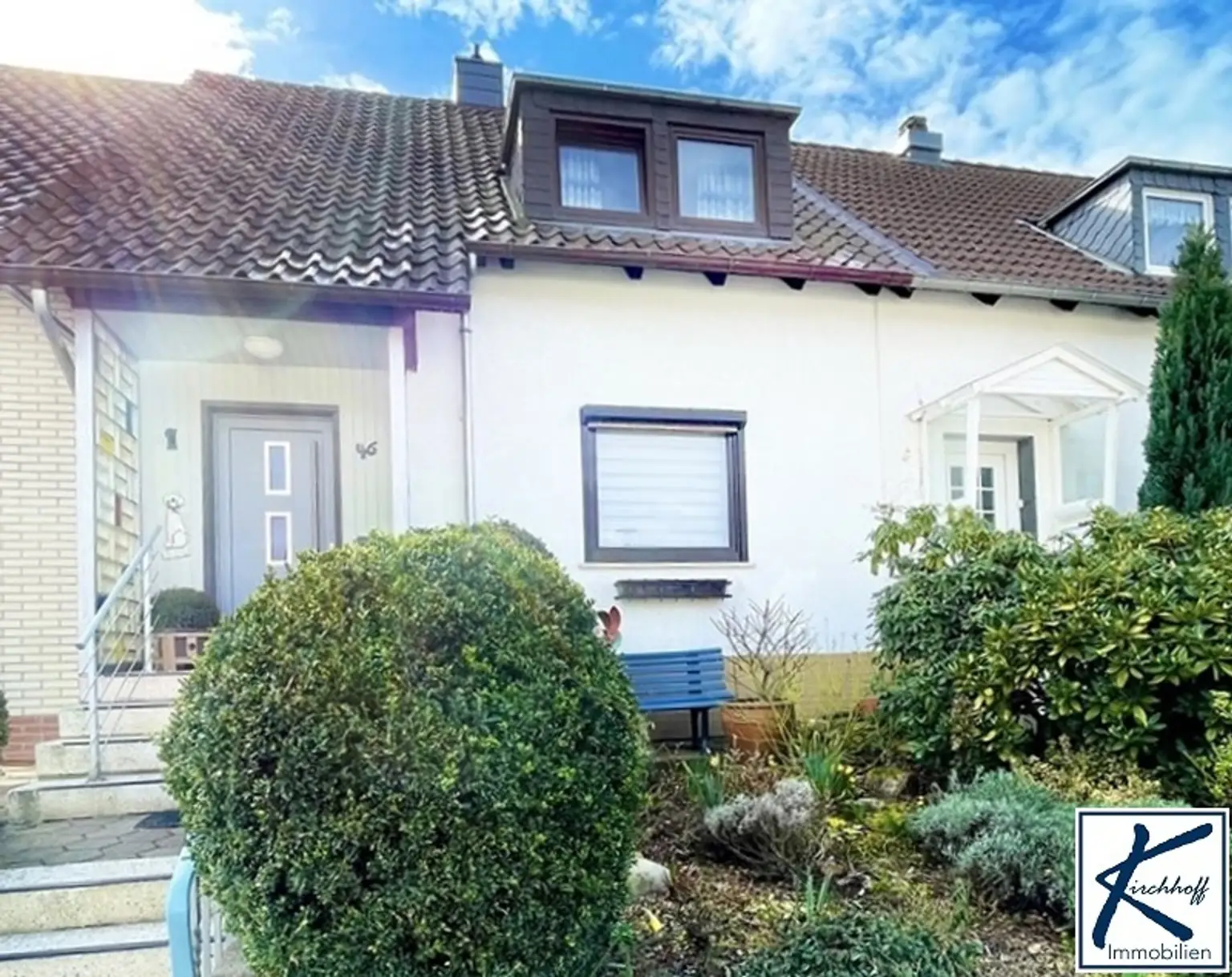 VERKAUFT! Einladendes Reihenmittelhaus mit Hochterrasse, Garten, Garage und Carport in Goslar Sudmerberg