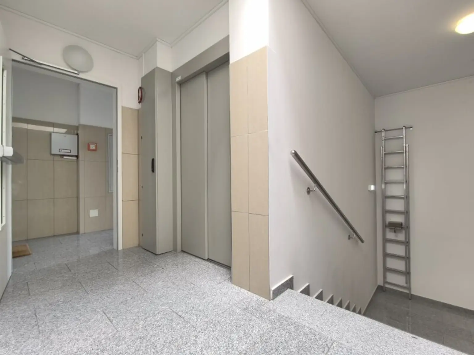 3-Zimmer-Dachgeschosswohnung mit 2 Balkonen, Wintergarten-Loggia & Weitblick - U2 Hardeggasse fußläufig - Klimaanlage & Küche