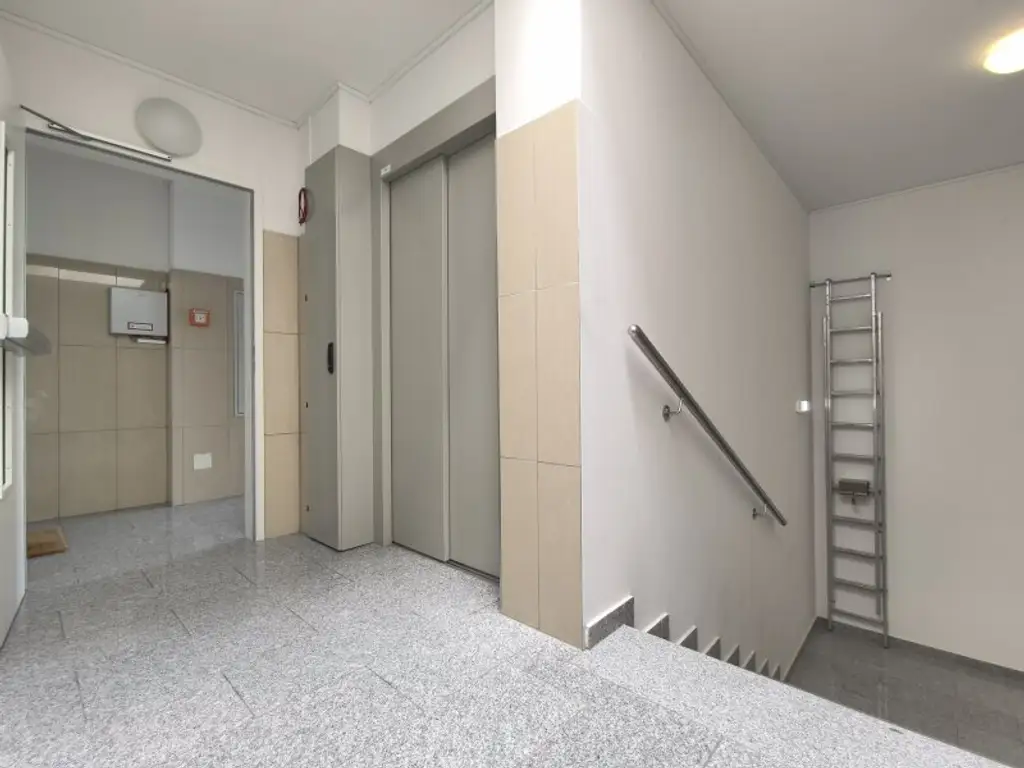 3-Zimmer-Dachgeschosswohnung mit 2 Balkonen, Wintergarten-Loggia & Weitblick - U2 Hardeggasse fußläufig - Klimaanlage & Küche