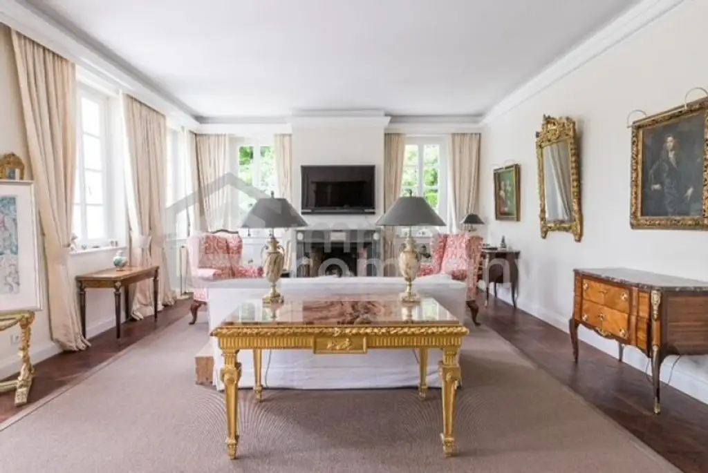 diese Villa-  ein perfektes Refugium für Menschen, mit höchstem Wohnanspruch, in privater Umgebung.