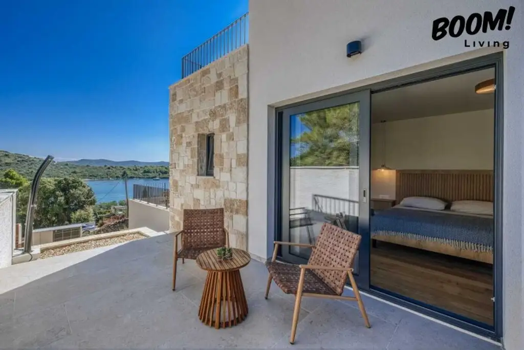 Mediterraner Traum trifft moderne Urbanität - Stillvolle Design Villa im Herzen der Insel Iz
