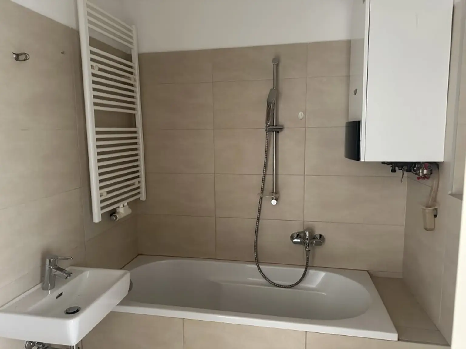 Badezimmer- WC, Wanne, Waschtisch, Therme