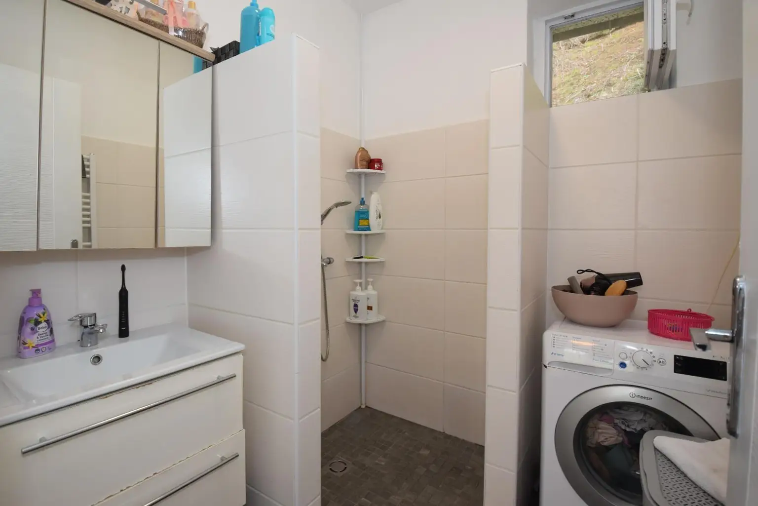 Badezimmer mit Dusche im OG