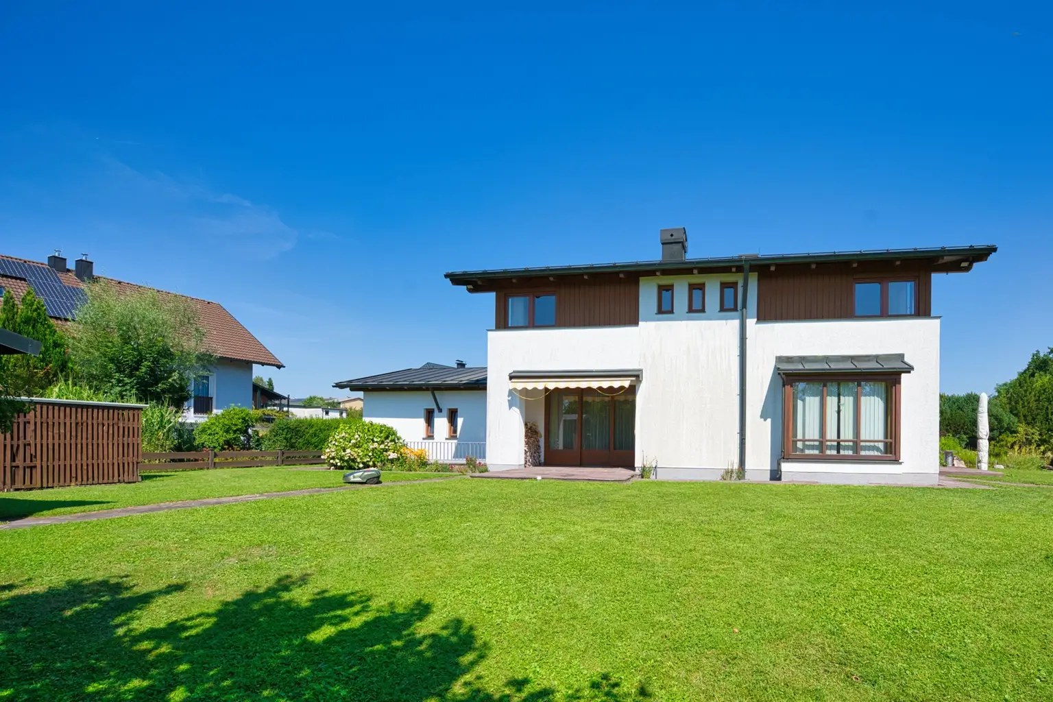 Exklusivität und Privatsphäre pur auf 2.610 m2 Grundfläche! Von der Terrasse in den Schwimmteich.